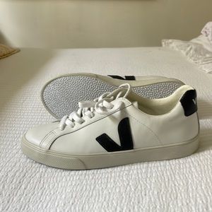 NWOT Veja sneakers